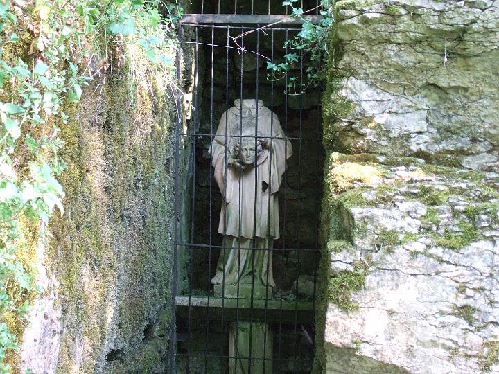 2008-05- (115a).JPG - Versteckt in einer Grotte: Der enthauptete Saint-Élophe mit seinem Kopf in der Hand